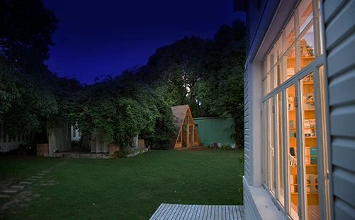 Visão noturna colorida da EZVIZ H8c Pro 3K em área externa residencial