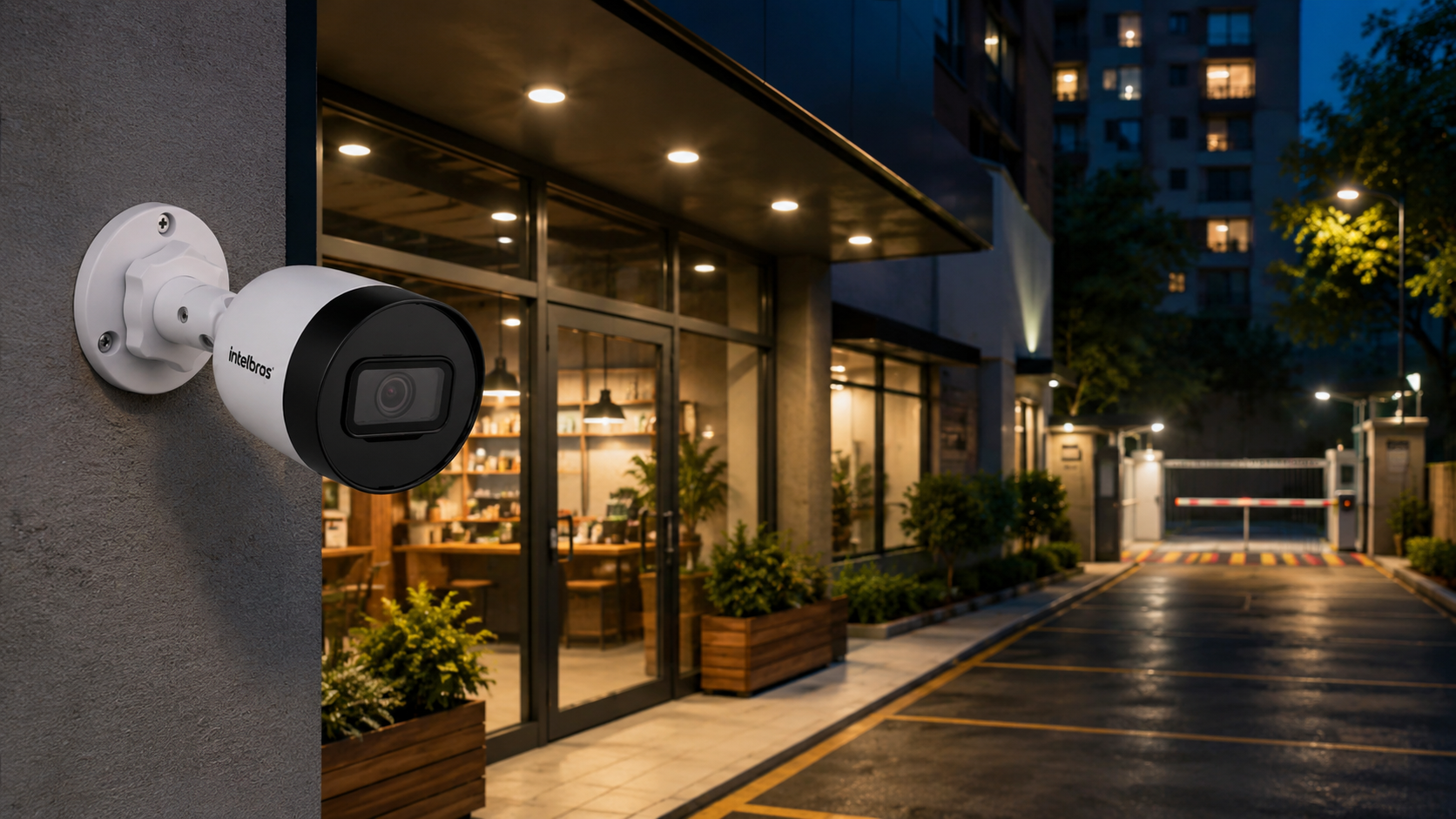 Câmera Intelbras VIP 1230 instalada em fachada externa à noite com iluminação e controle de acesso